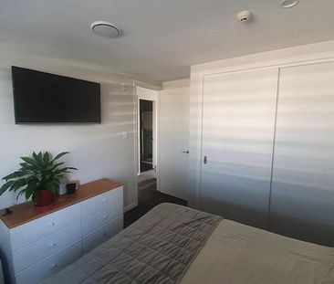 Perfect lock up and go! Furnished 2 bed + study - Photo 2