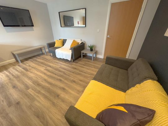 4 bedroom flat to rent - Photo 1