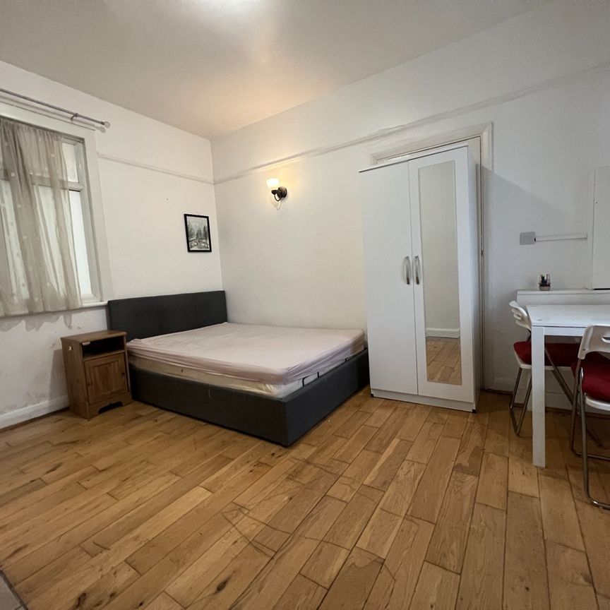 Studio Flat, Ethelbert Gardens, IG2 - Photo 1