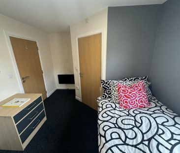 1 bedroom in a flat share to rent - Photo 3