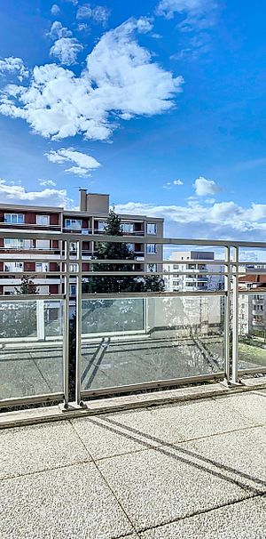 Villeurbanne : Lumineux T4 sans vis à vis avec balcon, cuisine aménagée et garages - Photo 1