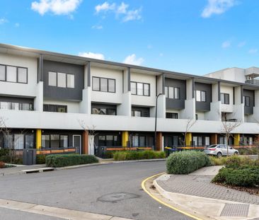 CHIC THREE BEDROOM TOWNHOUSE IN THE HEART OF ST CLAIR - Photo 6