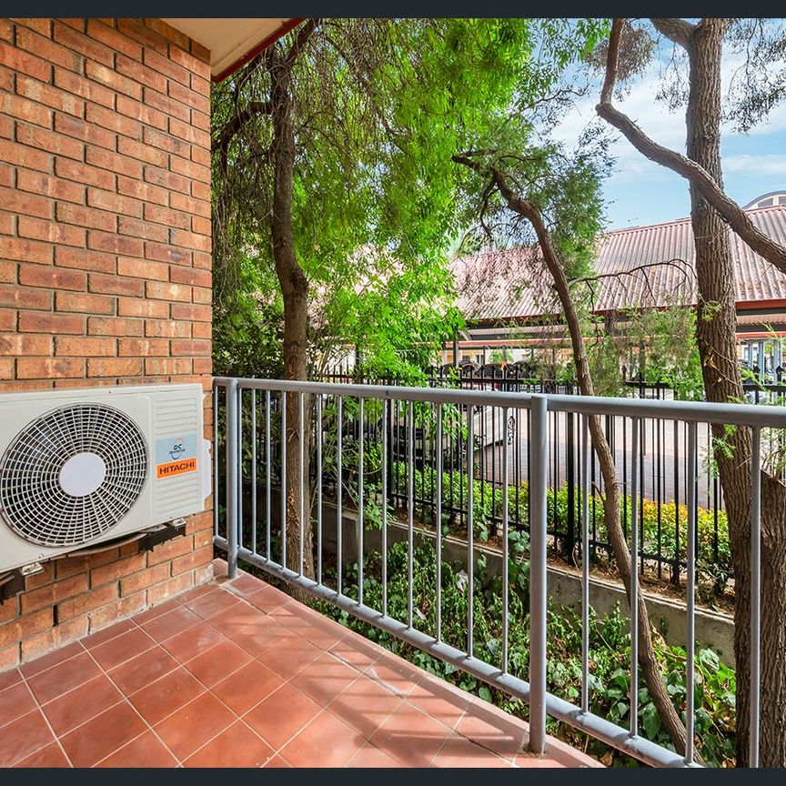 Fully Furnished Stylish Apartment in Heart of CBD - Photo 1