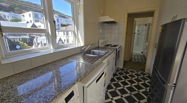 SMARTLY PRESENTED ART DECO APARTMENT - Photo 1