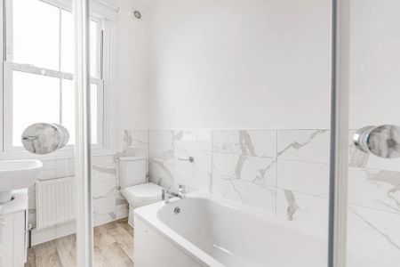 2 bedroom flat in Fulham - Photo 4