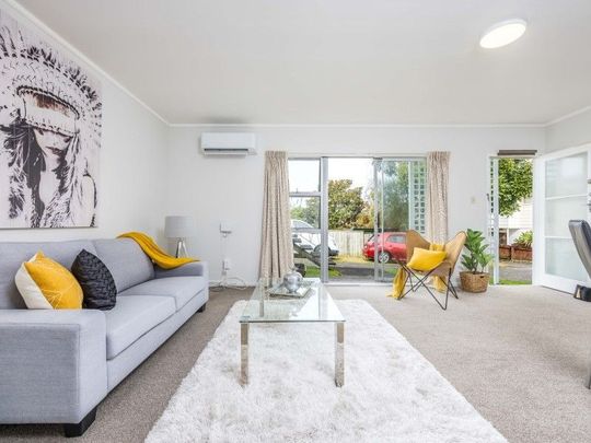 Beautifully Renovated Home in a Prime Onehunga Location - Photo 1