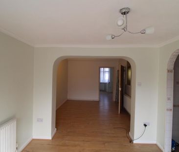 4 bedroom semi-detached house to rent - Photo 4