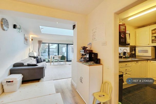 3 bedroom semi-detached house to rent - Photo 1