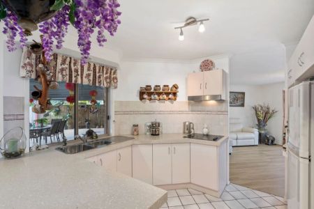 Nestled in one of Carrara's peaceful and family-friendly street, this delightful home is now available for rent. - Photo 2