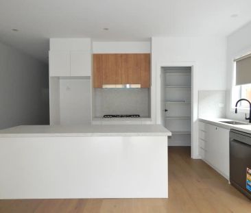 “Extravagant Sense of Space in the Ultimate Location!” - Photo 6