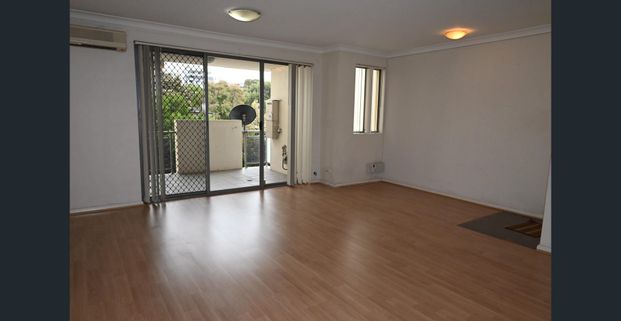 very convenient location - Photo 1