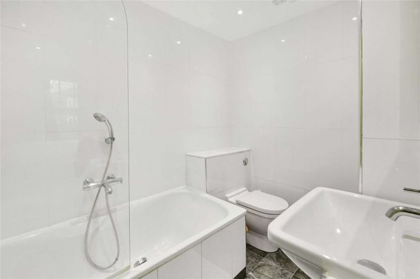 A wonderful two bedroom duplex flat benefiting from well-proportioned living and entertaining space. - Photo 1