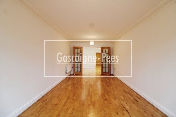 Cobham KT11 - Photo 1