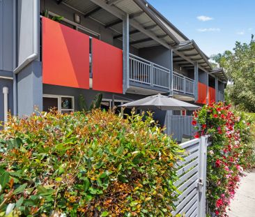 Contemporary Tri Level Townhouse in a Premium Locale - Photo 6