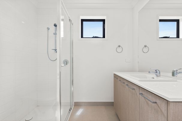 Brand New with 3 Bathrooms! - Photo 1