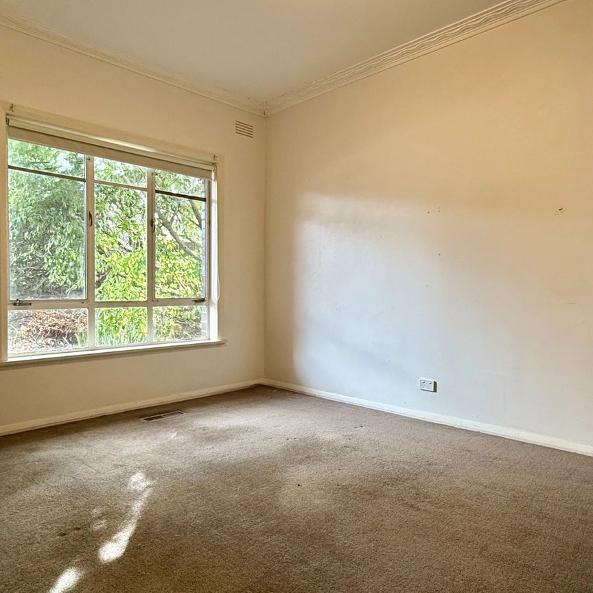Spacious 3-Bedroom Family Home with Generous Outdoor Space - Photo 1