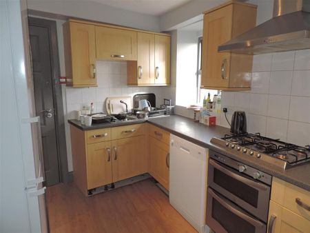 1 bedroom in a house share to rent - Photo 2