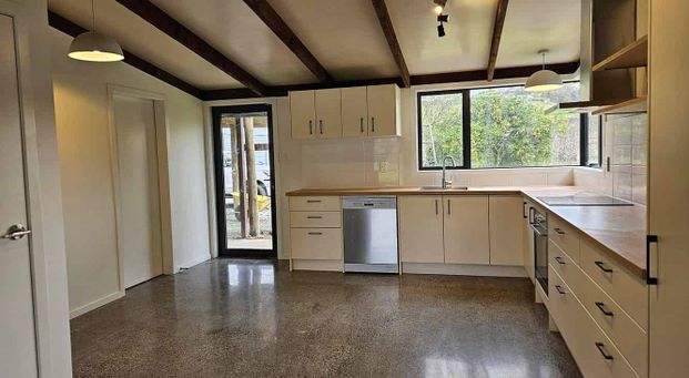 Large rural family home close to Taradale - Photo 1