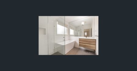 Hamptons-Style 3-Bed Townhouse with Private Courtyard - Photo 3