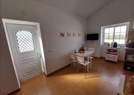 Casa Térrea T1 Zona calma totalmente renovada. Arrendamento de Outubro a Maio - Photo 2