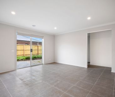 LARGE BACKYARD! - Photo 3