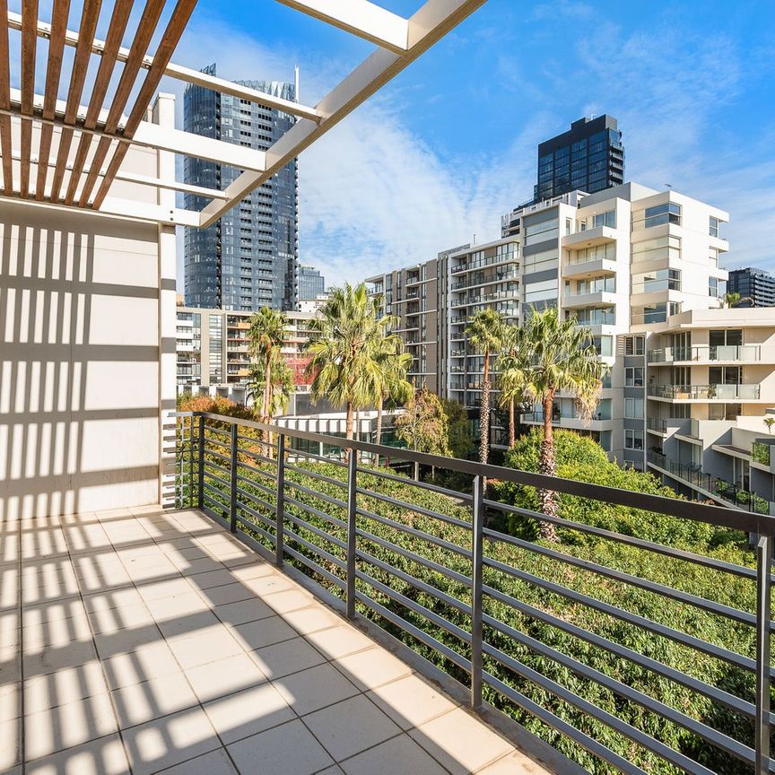 SPACIOUS, SUN DRENCHED APARTMENT IN PRIME LOCATION - Photo 1