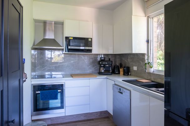 Recently renovated apartment in a highly desirable location - Photo 1