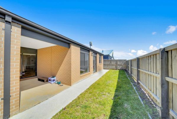 Your Dream Family Home Awaits: Modern 4-Bedroom Haven with Stunning Views - Photo 1