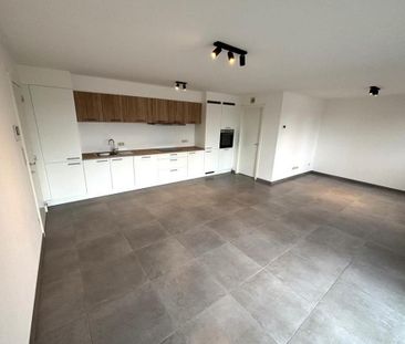 Prachtig nieuwbouwappartement met 2 slprs, terras en autostaanplaats! - Photo 1