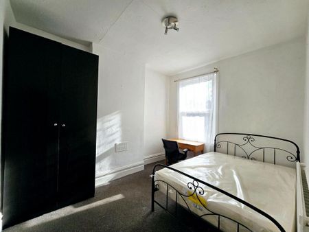 3 bedroom flat to rent - Photo 3