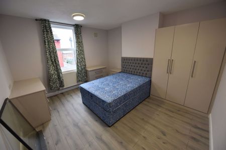 3 bedroom House in Harold Place (58), Leeds - Photo 2
