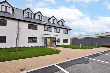 A modern penthouse apartment located on Hythe's shoreline. - Photo 5