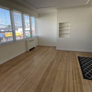 Large Bright and Beautiful One Bedroom - Photo 2