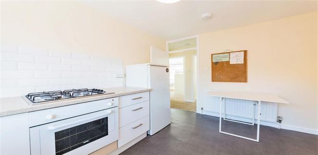 3 Bedroom, 1 bath, 1 reception Flat - Photo 1