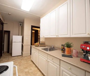 Roslyn Square — 3 Bedroom - Photo 3