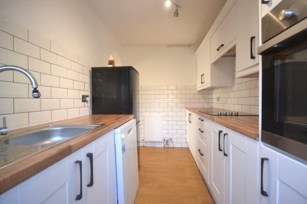 2 bedroom Flat To Let - Photo 1