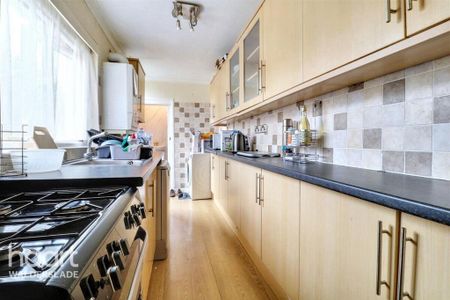 1 bedroom in a house share to rent - Photo 3