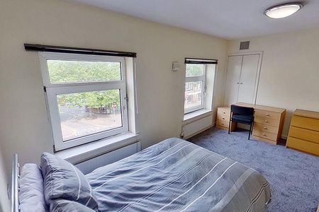 3 bedroom flat to rent - Photo 3