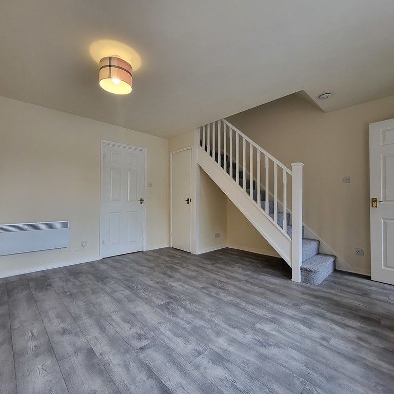 2 bedroom mid terrace to let - Photo 1