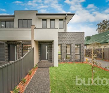 THREE BEDROOM TOWNHOUSE IN GREAT LOCATION! - Photo 3