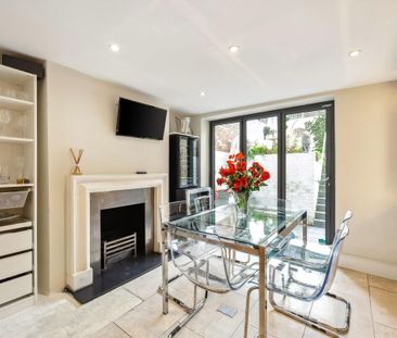 A beautifully presented period Chelsea townhouse with a private gar... - Photo 4