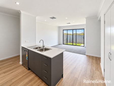 Modern Family Living in Tarneit - Photo 5