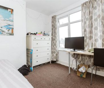 4 bedroom end of terrace house to rent - Photo 4