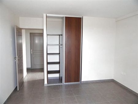 Location Appartement 3 pièces 62m² ST DENIS 97490 - Photo 2