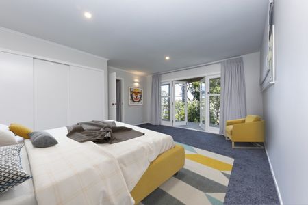 Spacious living with sea views - Photo 3