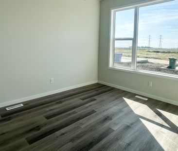 Brand New 3 Bed Duplex For Rent In Chestermere - Photo 2