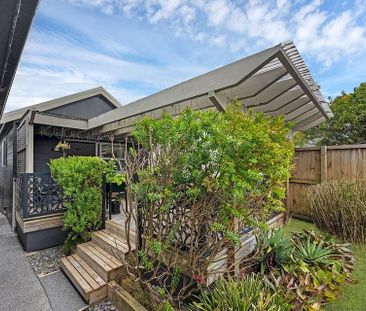 Sunny 1-Bedroom Flat with Deck & Parking - Photo 2
