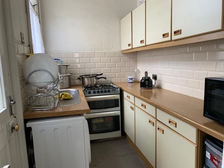 Four to five bedroom house in ilford- £3000 pcm - Photo 4
