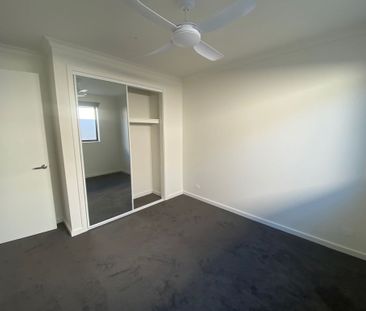 Stunning & Low Maintenance Townhouse! - Photo 3