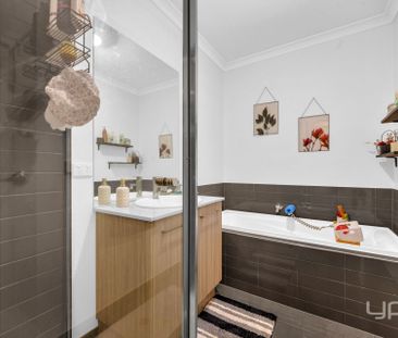 Stylish Family Living in Waterhaven Estate !! - Photo 5